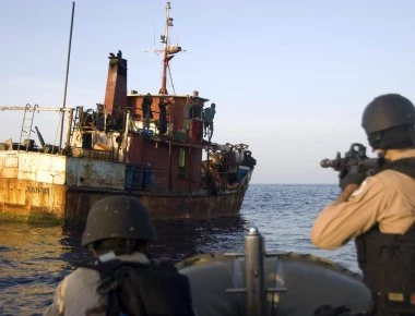 Μάχη σώμα με σώμα μεταξύ ΟΥΚ και πειρατών στον Κόλπο του Ομάν: Απέτρεψαν πειρατεία σε ελληνικό πλοίο!